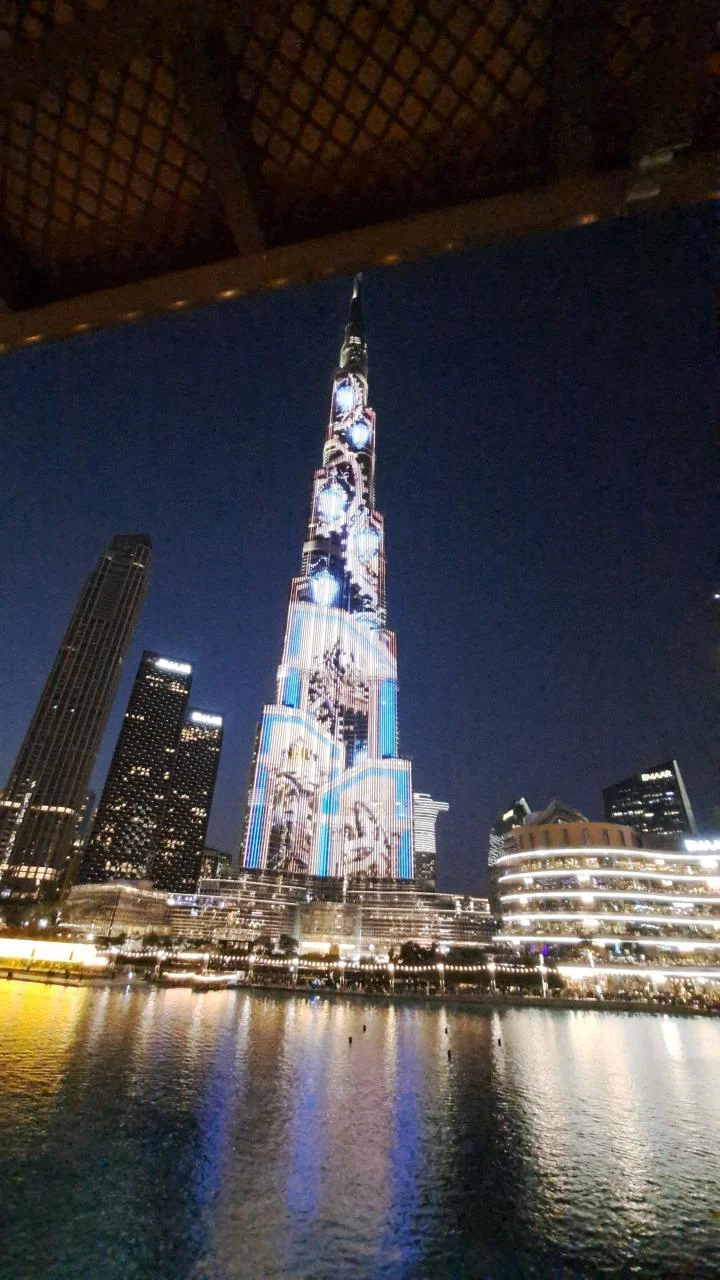 迪拜喷泉秀与水面高楼倒影