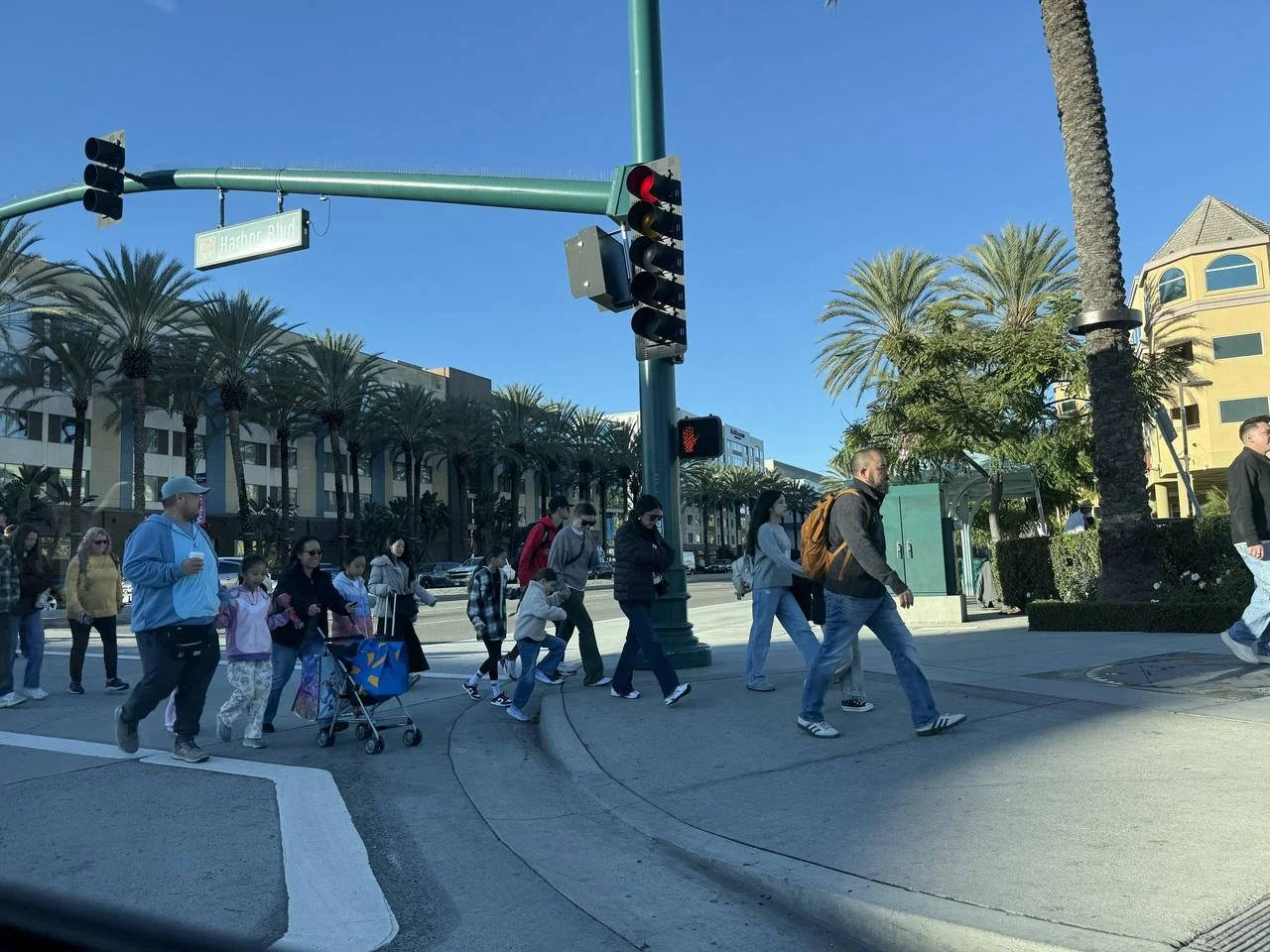 ディズニー・カリフォルニア・アドベンチャーの噴水ショー時間と体験談 - トラムと入口