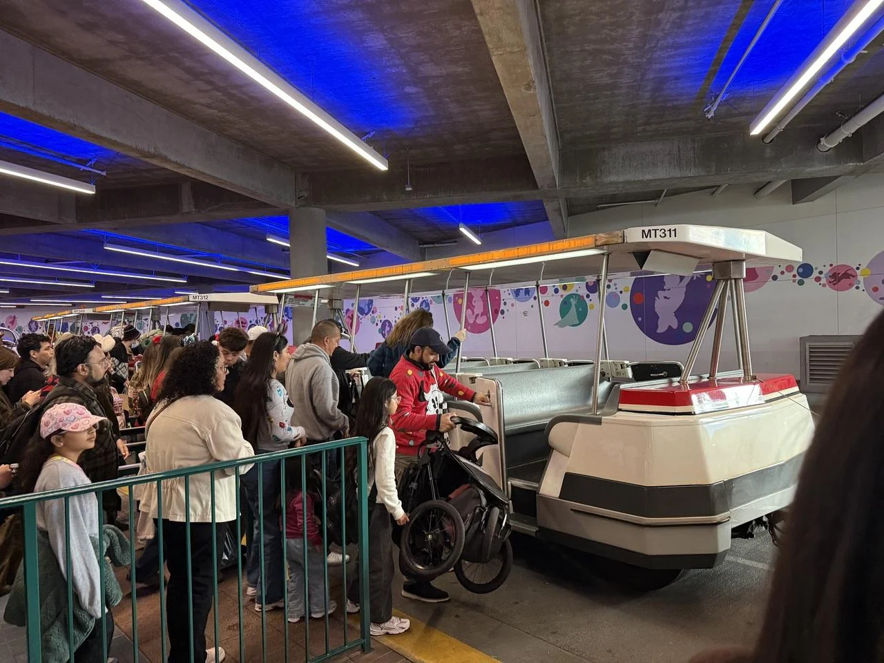 ディズニー・カリフォルニア・アドベンチャーの噴水ショー時間と体験談 - アベンジャーズキャンパス