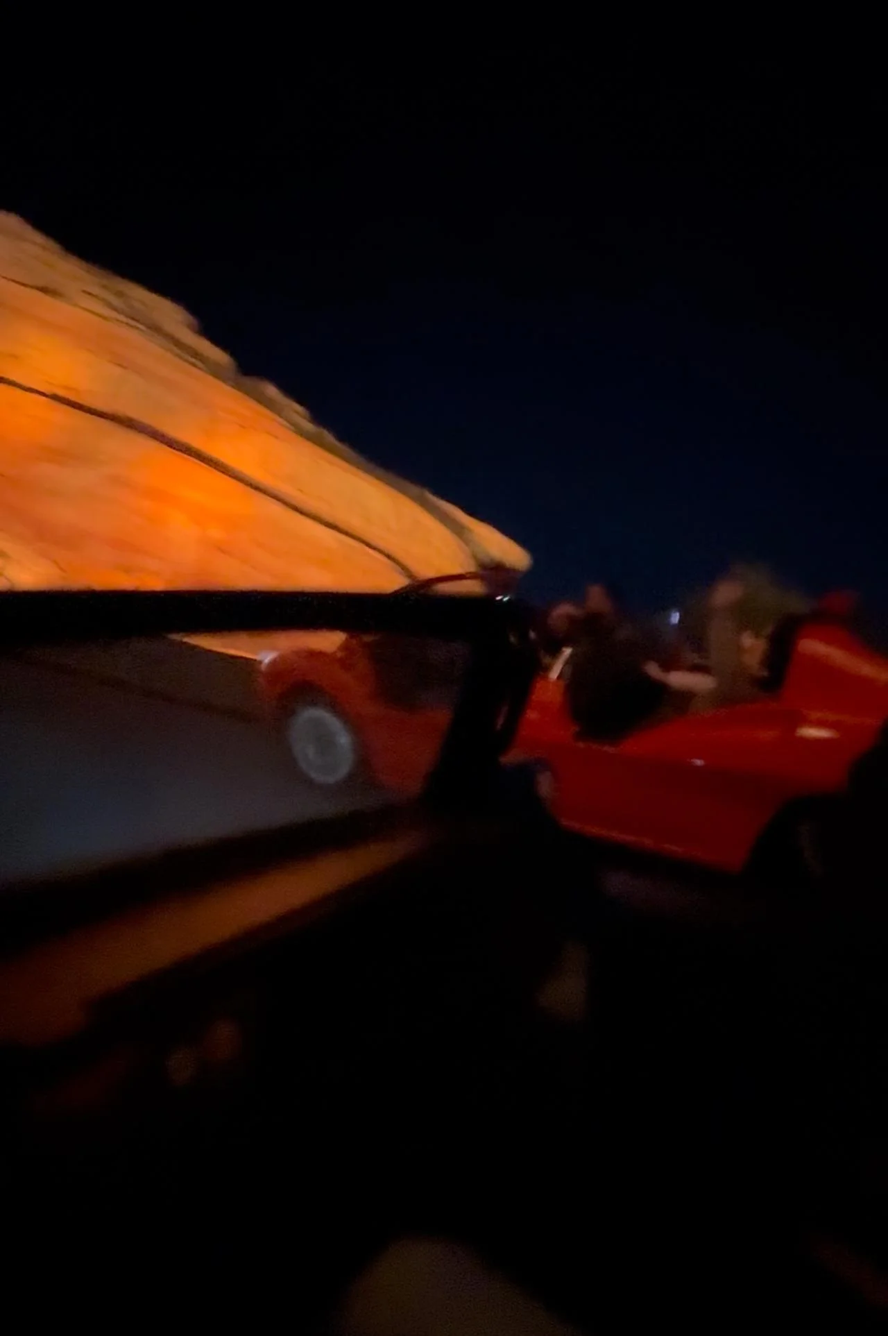 カーズランドの夜景と車