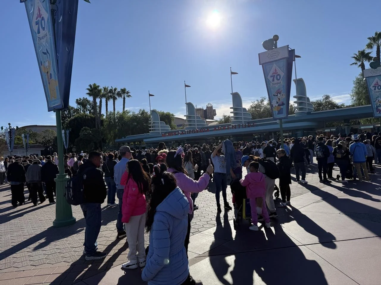 ディズニー・カリフォルニア・アドベンチャーの噴水ショー時間と体験談 - カーズランド入り口