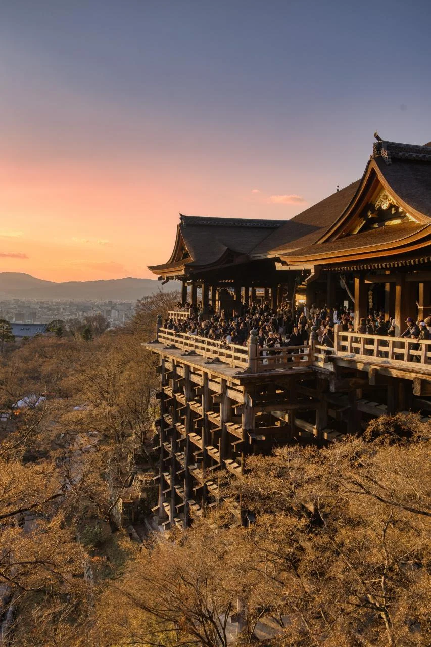 Blick auf Kiyomizu-dera vom Eingang