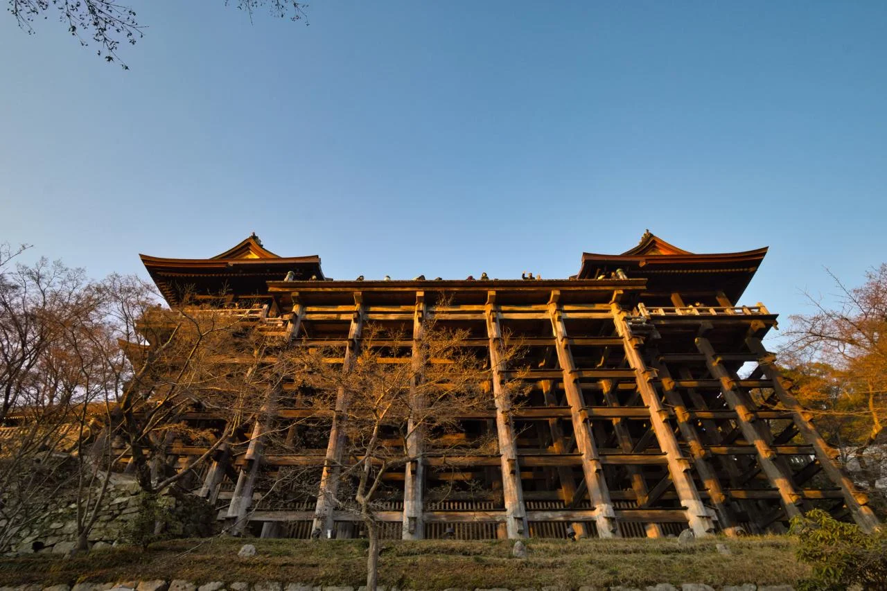 Nahaufnahme der hölzernen Bühne