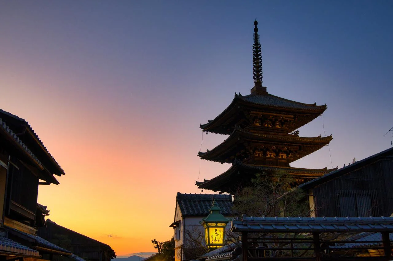 Gasse in der Abenddämmerung