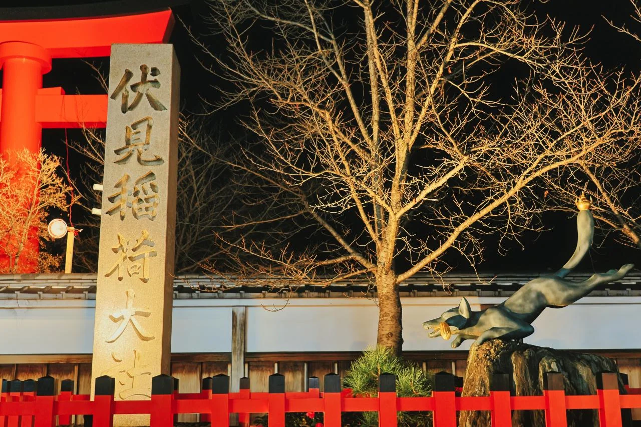 Haupthalle Fushimi Inari beleuchtet