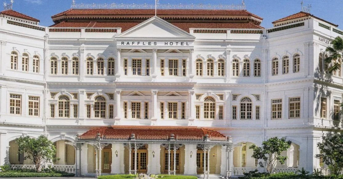 การต้อนรับอันสง่างามที่โรงแรมราฟเฟิลส์ สิงคโปร์