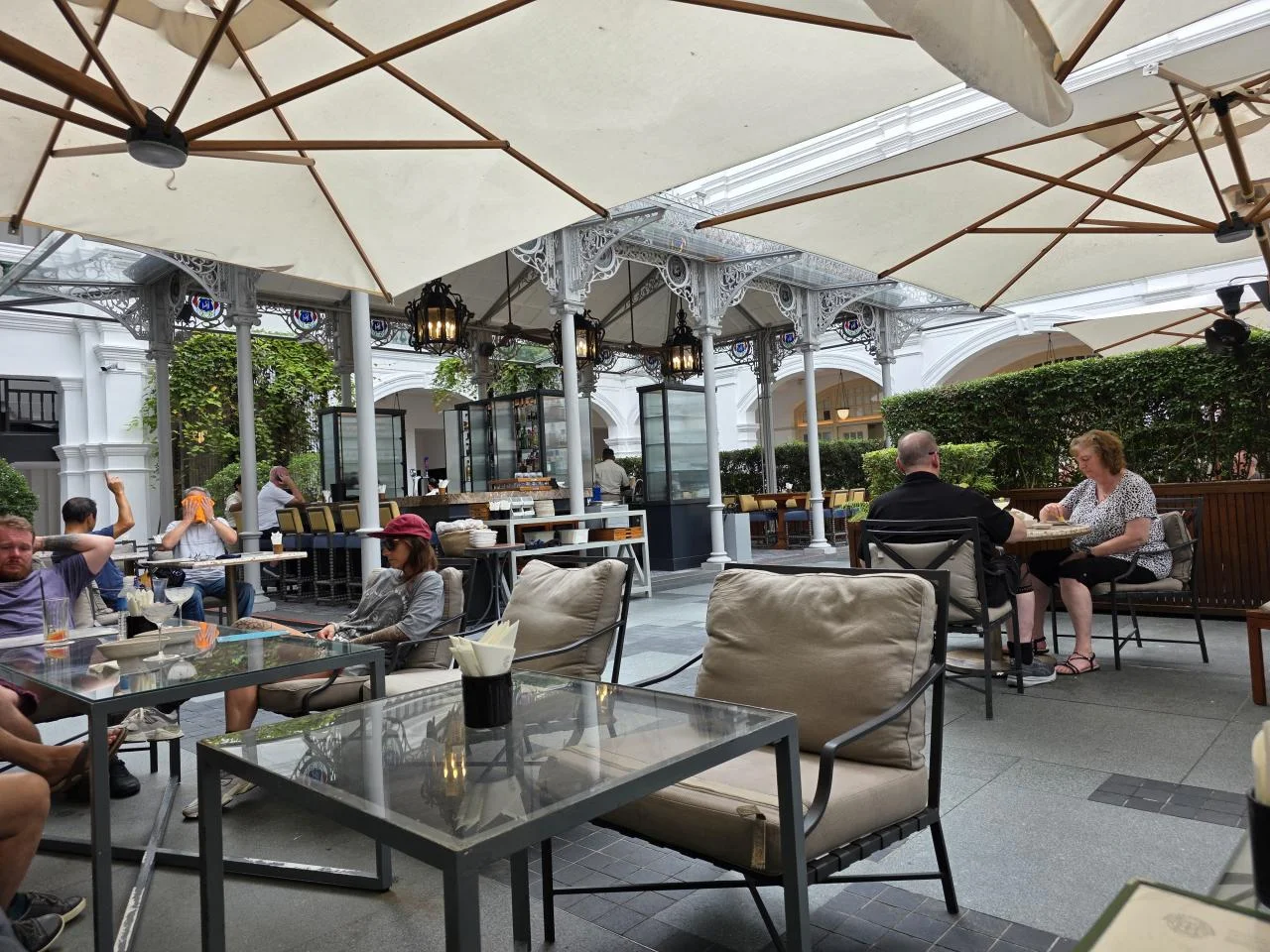 อ่างอาบน้ำเซรามิกสุดหรูในห้องน้ำ