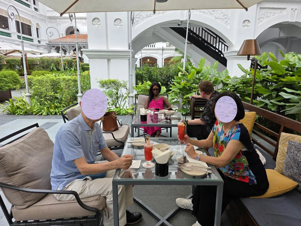 บรรยากาศ Courtyard Restaurant ที่เต็มไปด้วยต้นไม้