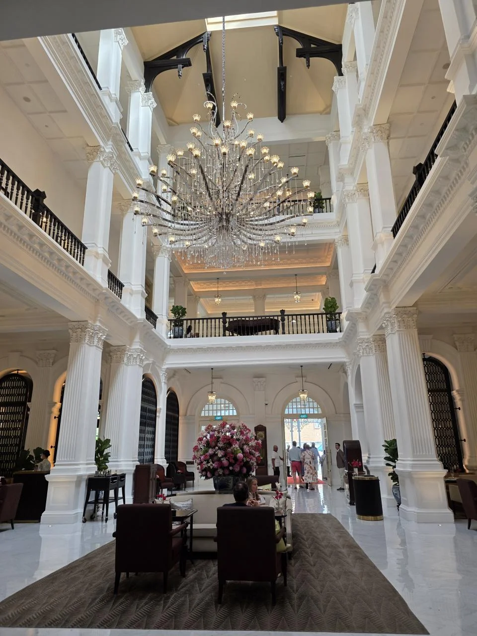 ล็อบบี้โรงแรมราฟเฟิลส์ที่มีเพดานสูง