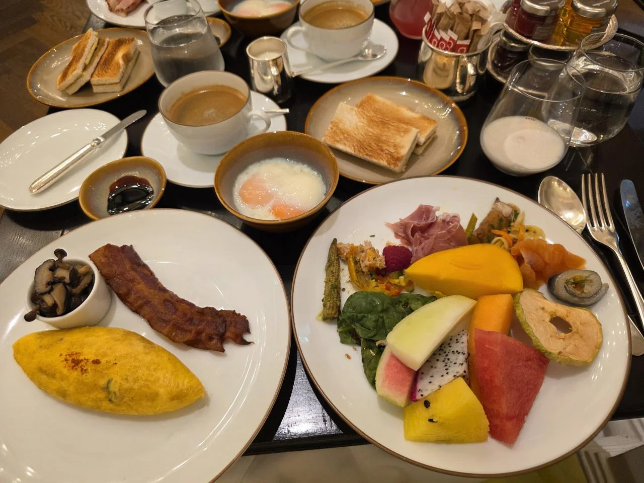 싱가포르 더 래플스 호텔 트윈룸 숙박 후기_코트야드 야경