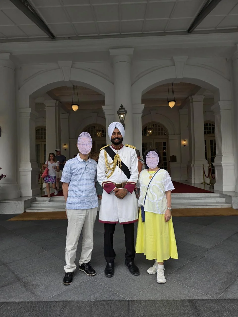 รูปถ่ายที่ระลึกกับพนักงานเปิดประตูโรงแรมราฟเฟิลส์