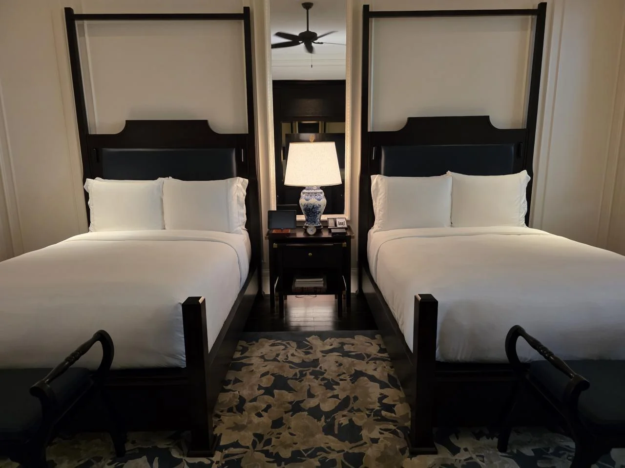 ห้องนั่งเล่นของ Palm Court Suite ที่โรงแรมราฟเฟิลส์