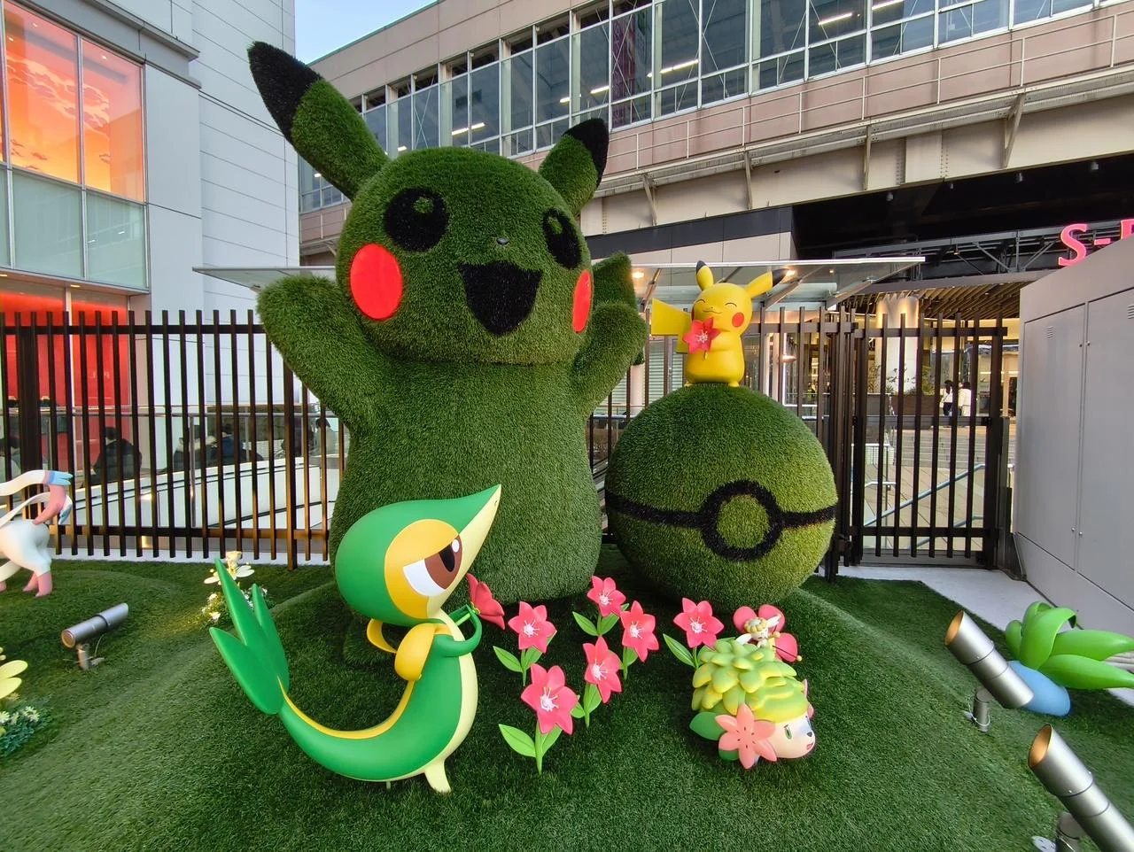 <strong>仙台站附近值得购物的地方</strong> 绿色皮卡丘雕塑