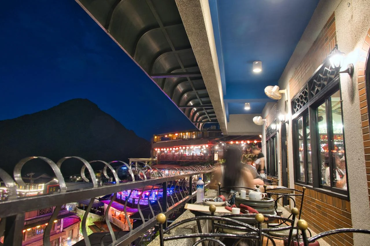 วิว อาเหม่ย ชาจู๋ก่วน จากฝั่งตรงข้าม