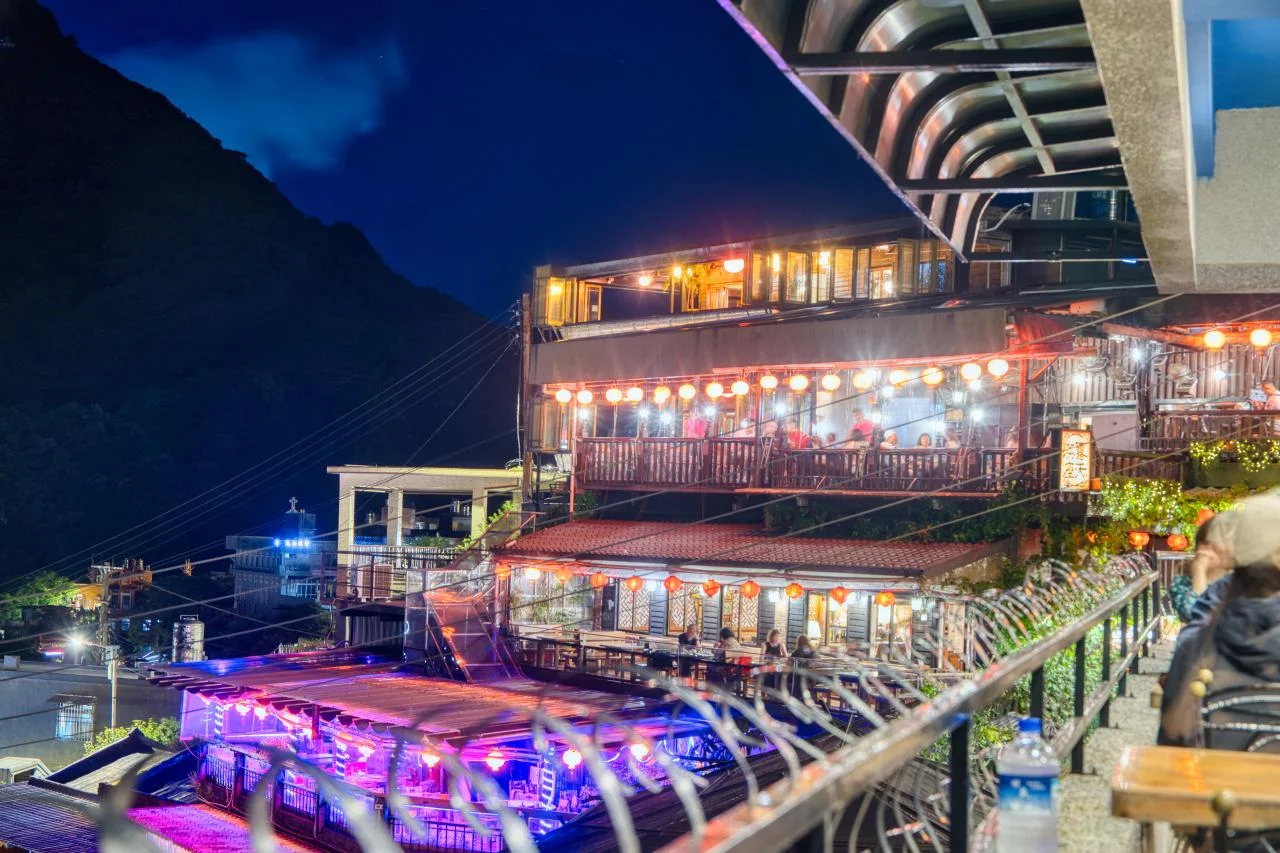 บรรยากาศแสงไฟโคมแดงยามค่ำคืน