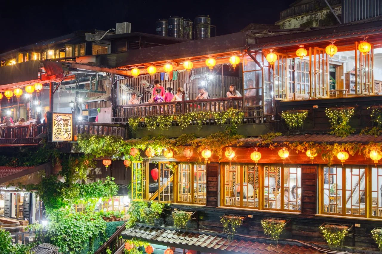 โคมแดงที่จิ่วเฟิ่นยามค่ำคืน