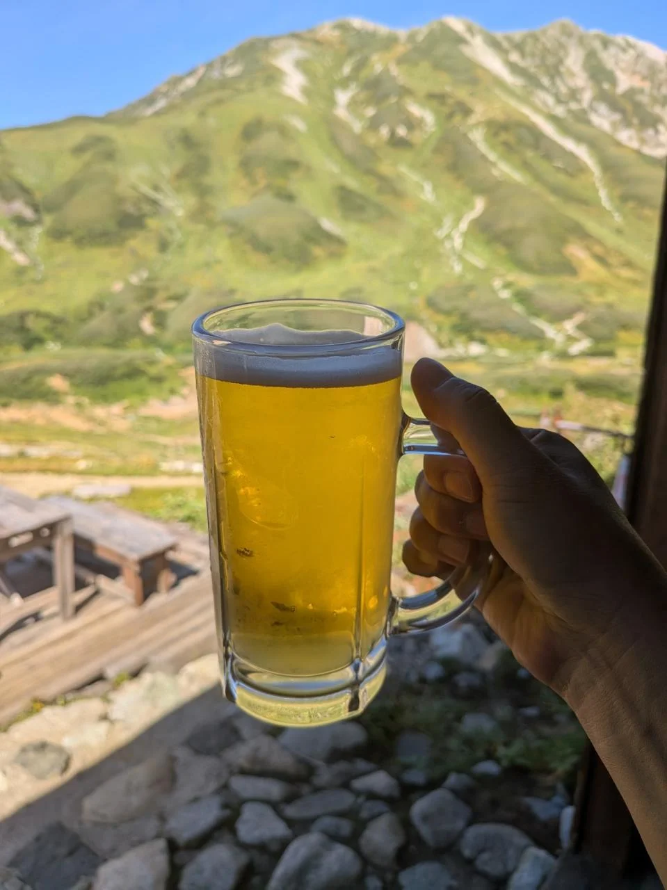 富山・立山アルペンルート雷鳥沢キャンプ場体験記 設営中のテント