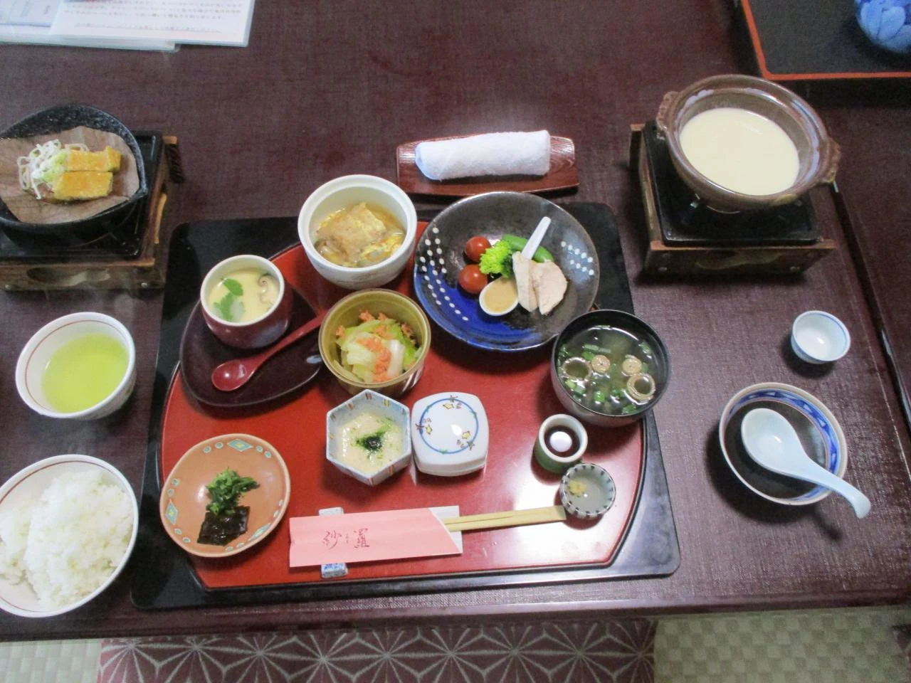 아침 식사도 객실에 준비되어 이동 없이 하루를 시작할 수 있었습니다 아침 식사도 객실에 준비되어 이동 없이 하루를 시작할 수 있었습니다